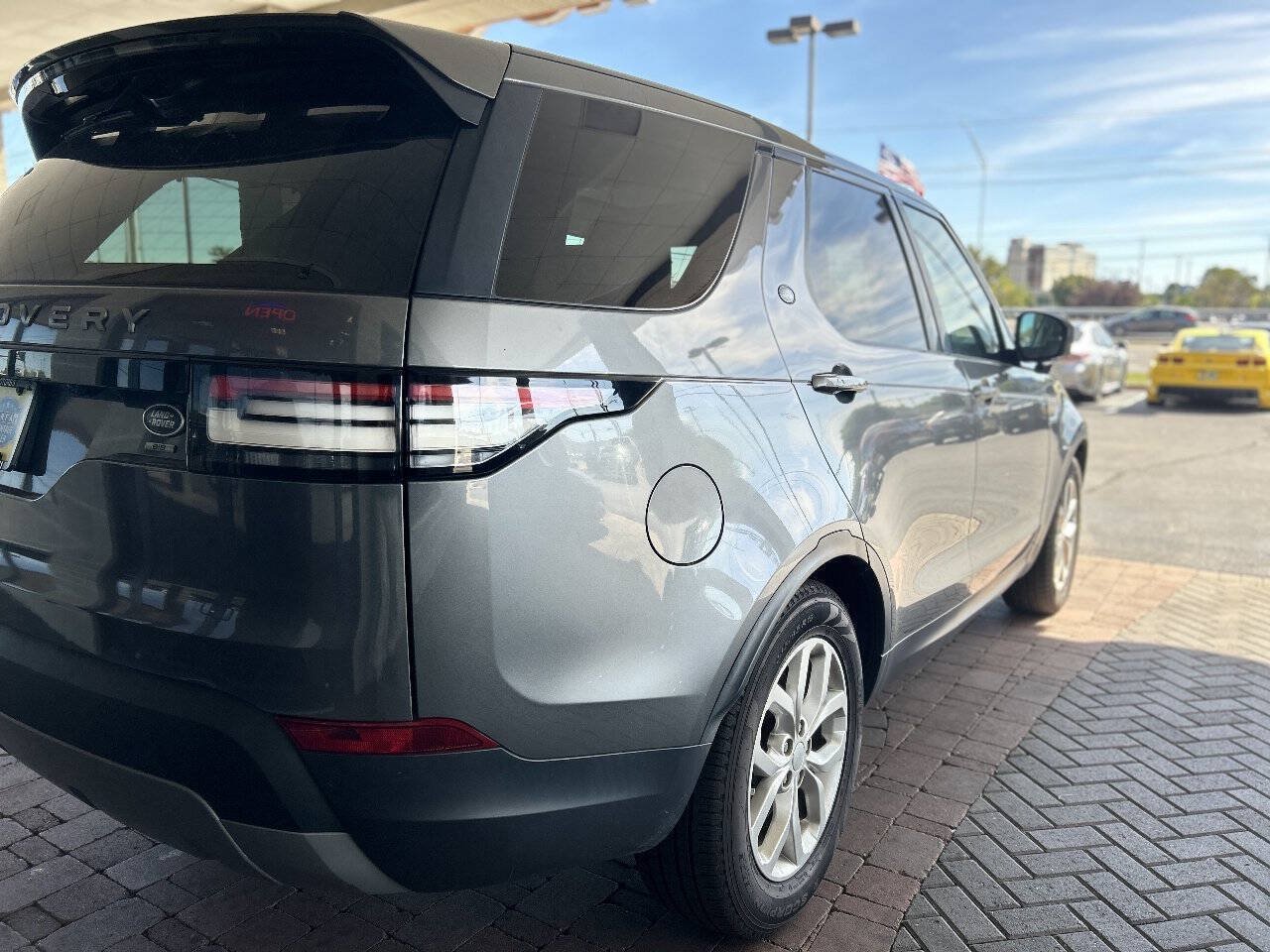 Used 2018 Land Rover Discovery SE AWD/4WD image 10