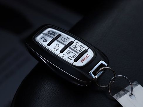 Used 2020 Chrysler Pacifica Touring-L w/ Advanced Safetytec Group image 37