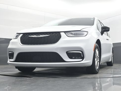Used 2024 Chrysler Pacifica Touring-L FWD image 20