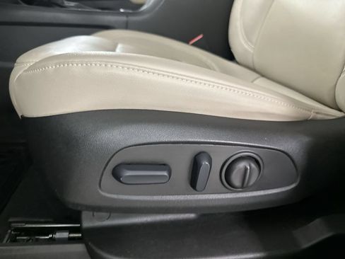 Used 2023 Chevrolet Traverse LT w/ LT Premium Package AWD/4WD image 12