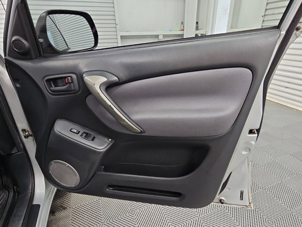 Used 2005 Toyota RAV4 2WD w/ "L" Pkg image 34