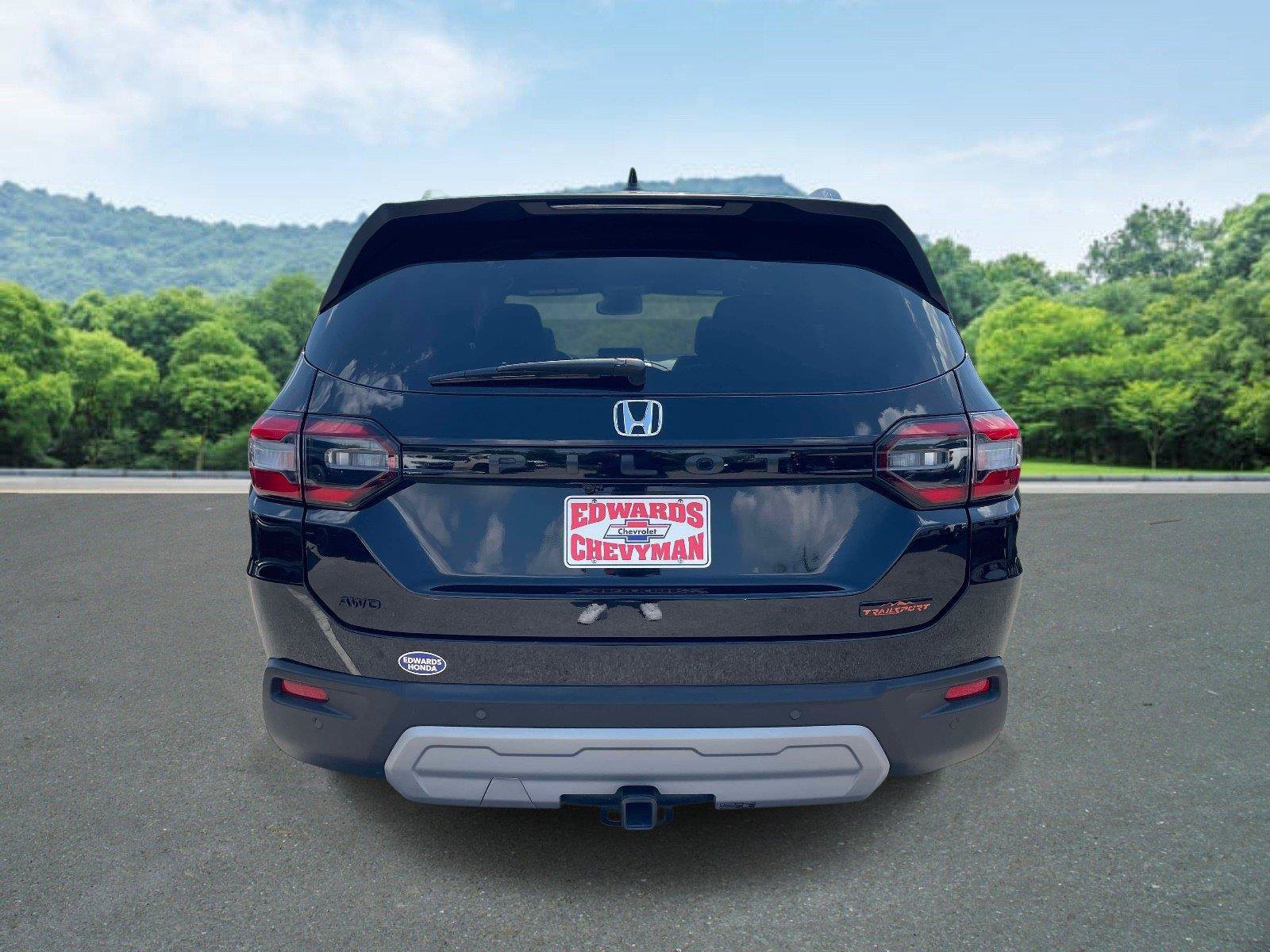 Used 2025 Honda Pilot TrailSport image 22