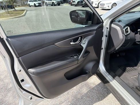 Used 2016 Nissan Rogue SV image 13