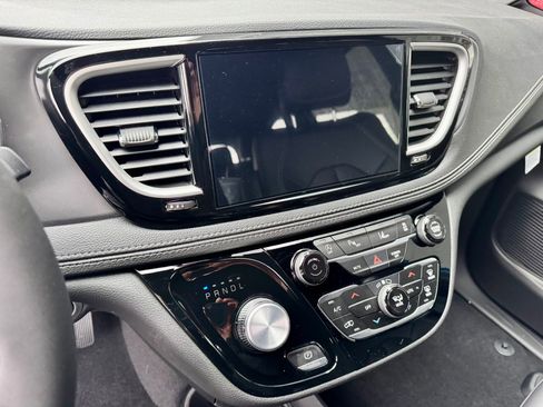 New 2026 Chrysler Pacifica Select image 14