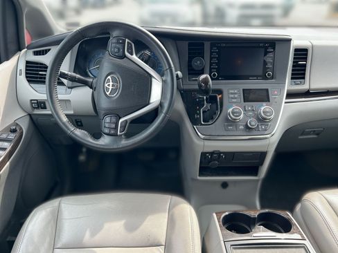Used 2018 Toyota Sienna XLE FWD image 19