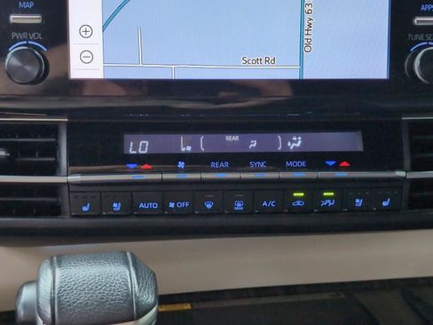 Used 2021 Toyota Sienna Platinum FWD image 20