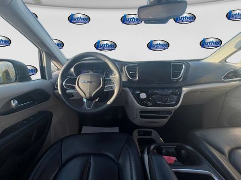 Used 2023 Chrysler Pacifica Touring-L FWD image 13