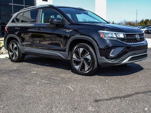 Used 2023 Volkswagen Taos SE w/ Panoramic Sunroof Package image 3