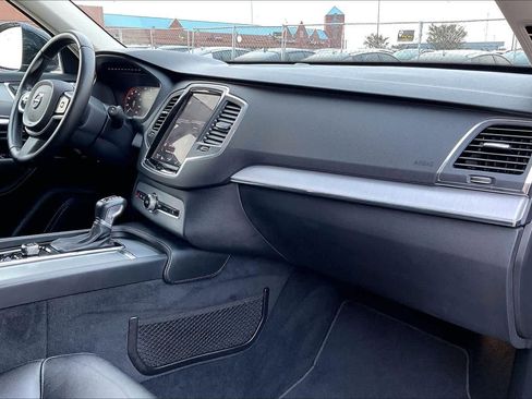 Used 2021 Volvo XC90 T5 Momentum image 23