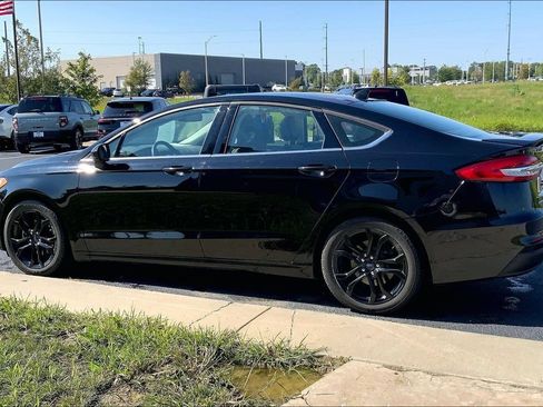 Used 2020 Ford Fusion SE w/ Equipment Group 151A FWD image 2