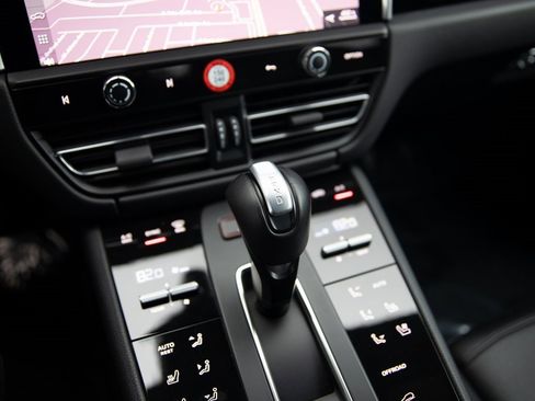 Certified 2025 Porsche Macan image 17