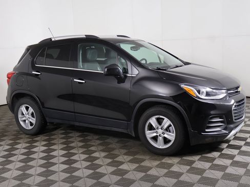 Used 2020 Chevrolet Trax LT w/ LT Convenience Package image 11