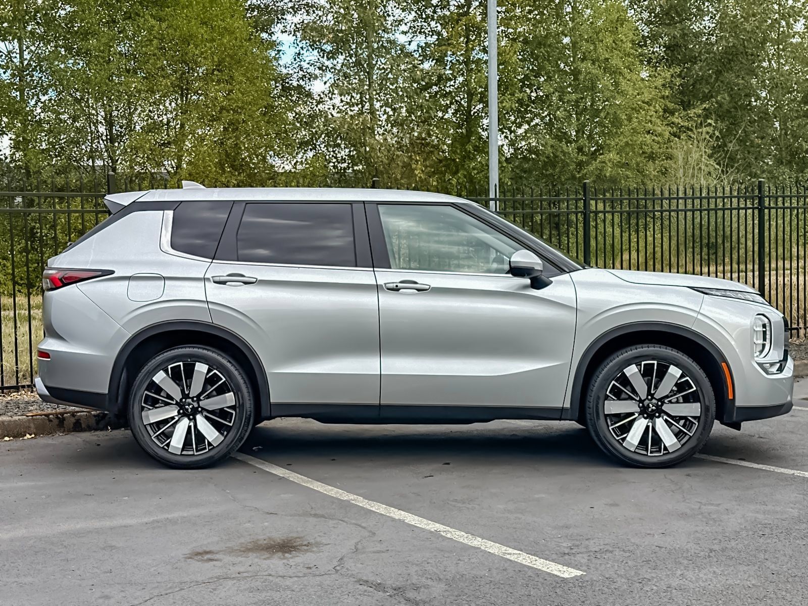 Used 2025 Mitsubishi Outlander SE FWD image 2