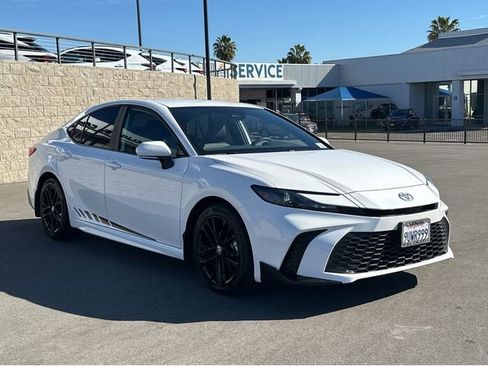 Used 2025 Toyota Camry SE w/ Convenience Package image 2