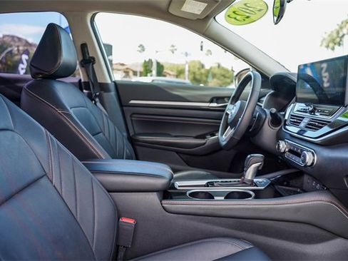 Used 2023 Nissan Altima 2.5 SR w/ SR Premium Package image 17