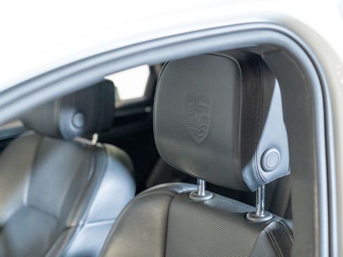 Certified 2023 Porsche Macan AWD/4WD image 24