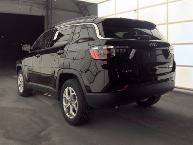 Used 2025 Jeep Compass Latitude AWD/4WD image 6
