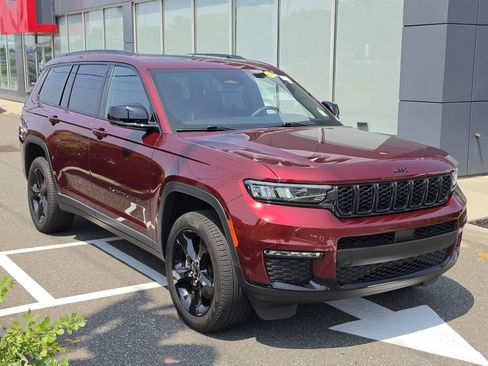 Used 2024 Jeep Grand Cherokee L Limited w/ Black Appearance Package AWD/4WD image 3