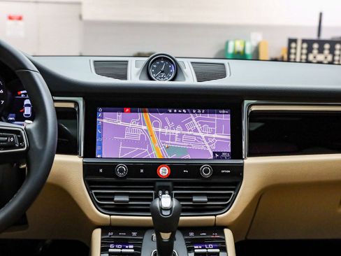 Certified 2025 Porsche Macan image 21