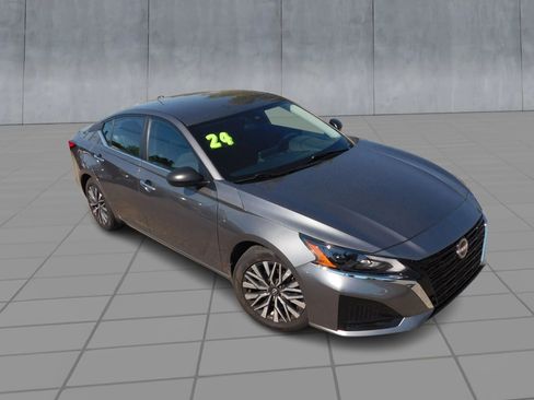 Used 2024 Nissan Altima 2.5 SV FWD image 2