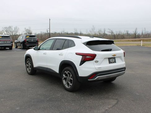 Used 2025 Chevrolet Trax LT w/ LT Convenience Package image 7