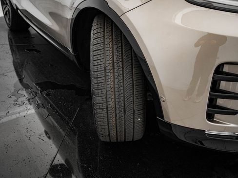 Certified 2024 Land Rover Discovery Metropolitan Edition image 46