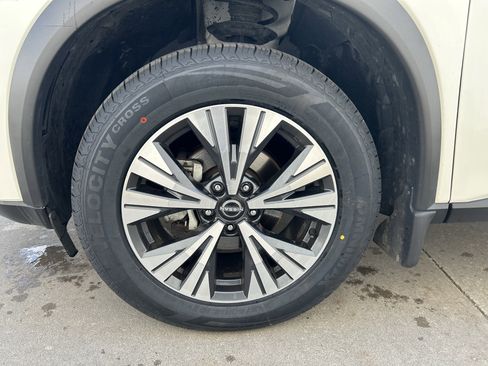 Used 2023 Nissan Rogue SV image 12