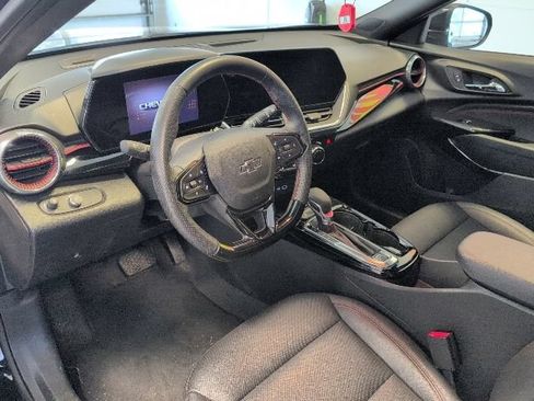 Used 2025 Chevrolet Trax RS w/ Sunroof Package FWD image 11
