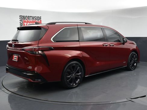 Used 2021 Toyota Sienna XSE FWD image 4
