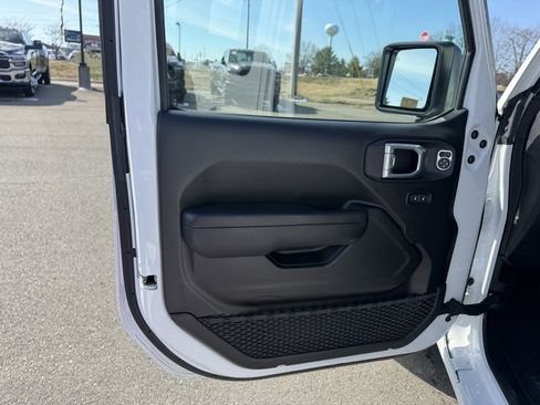 Used 2024 Jeep Gladiator Sport image 12