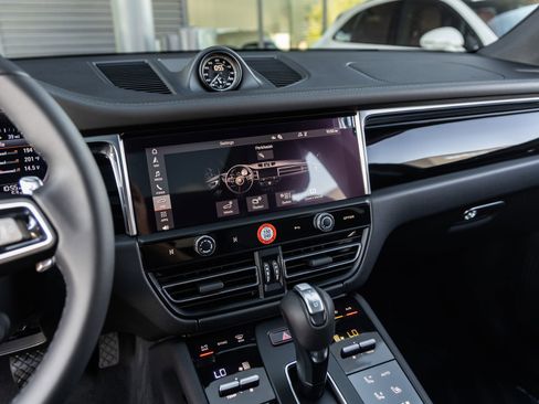 Certified 2026 Porsche Macan AWD/4WD image 32