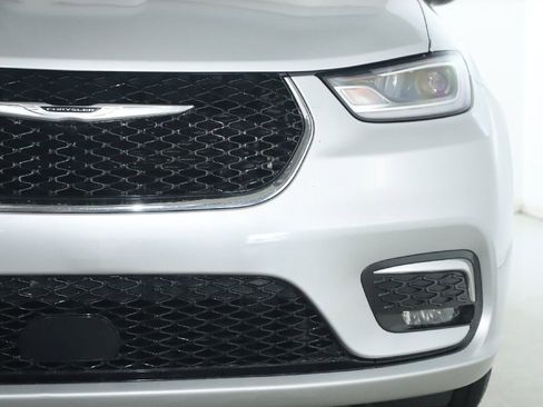Used 2024 Chrysler Pacifica Touring-L FWD image 7