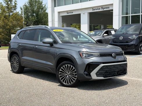 Used 2025 Volkswagen Taos SE w/ Panoramic Sunroof Package FWD image 28