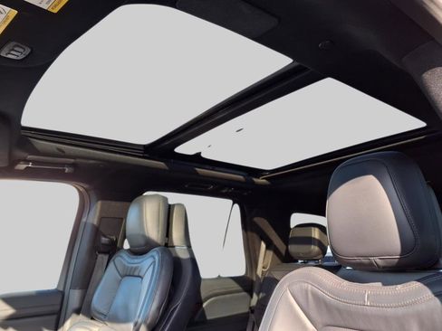 Used 2022 Lincoln Navigator Reserve image 11