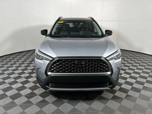 Used 2025 Toyota Corolla Cross XLE FWD image 2