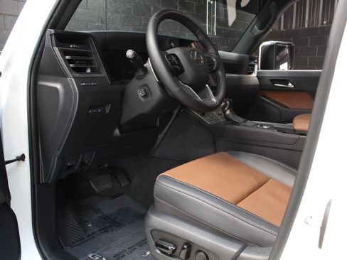 Used 2024 Lexus GX 550 w/ Cold Area Package AWD/4WD image 36