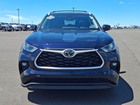 Used 2023 Toyota Highlander XLE FWD image 2