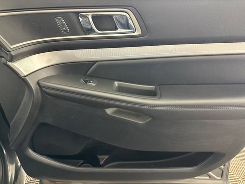Used 2017 Ford Explorer XLT w/ Equipment Group 202A AWD/4WD image 21