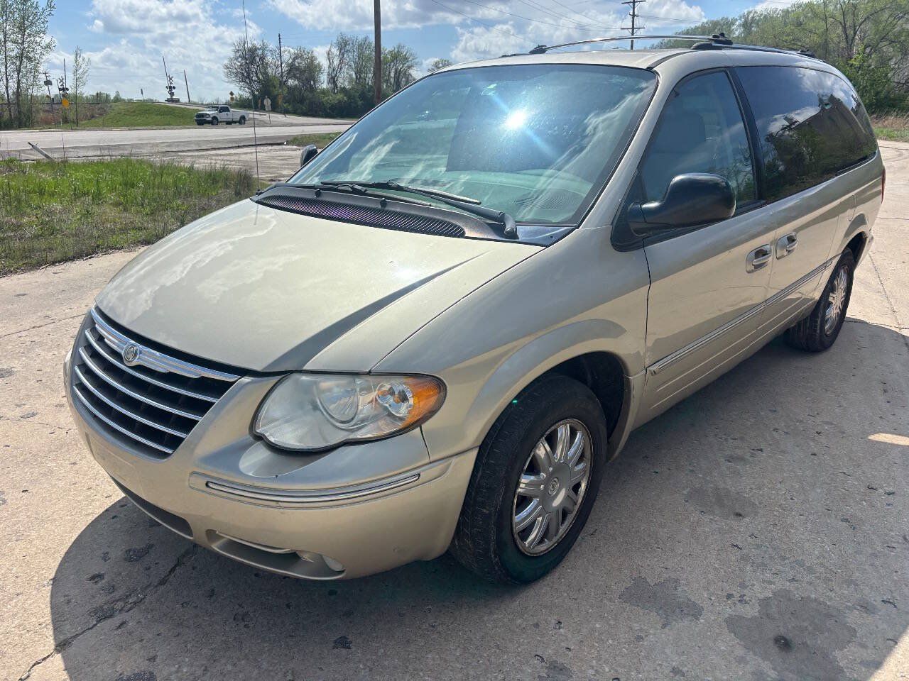 Used 2005 Chrysler Town & Country Limited w/ Trailer Tow Group FWD image 2