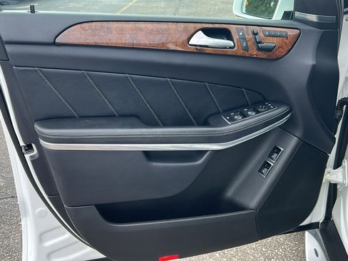 Used 2015 Mercedes-Benz GL 550 4MATIC image 27