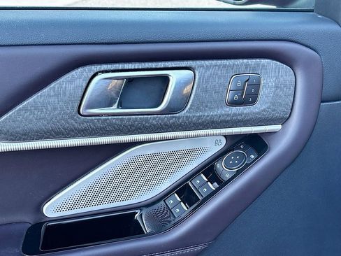 Used 2025 Ford Explorer Platinum image 18