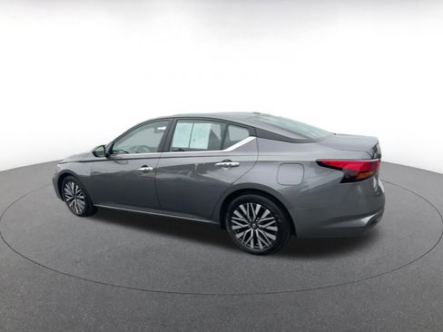 Used 2025 Nissan Altima 2.5 SV image 10