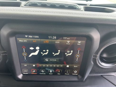 Used 2022 Jeep Wrangler Unlimited Sahara w/ Cold Weather Group AWD/4WD image 23