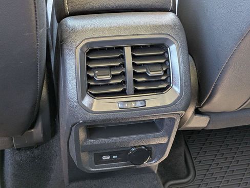 Used 2024 Volkswagen Tiguan SE w/ Panoramic Sunroof Package AWD/4WD image 31