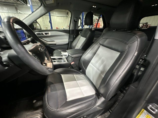 Used 2023 Ford Explorer XLT w/ Equipment Group 202A AWD/4WD image 17
