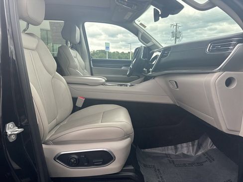 Used 2022 Jeep Wagoneer Series III w/ Premium Group I image 13