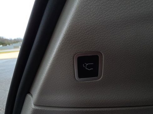 Used 2023 Chrysler Pacifica Touring-L image 32