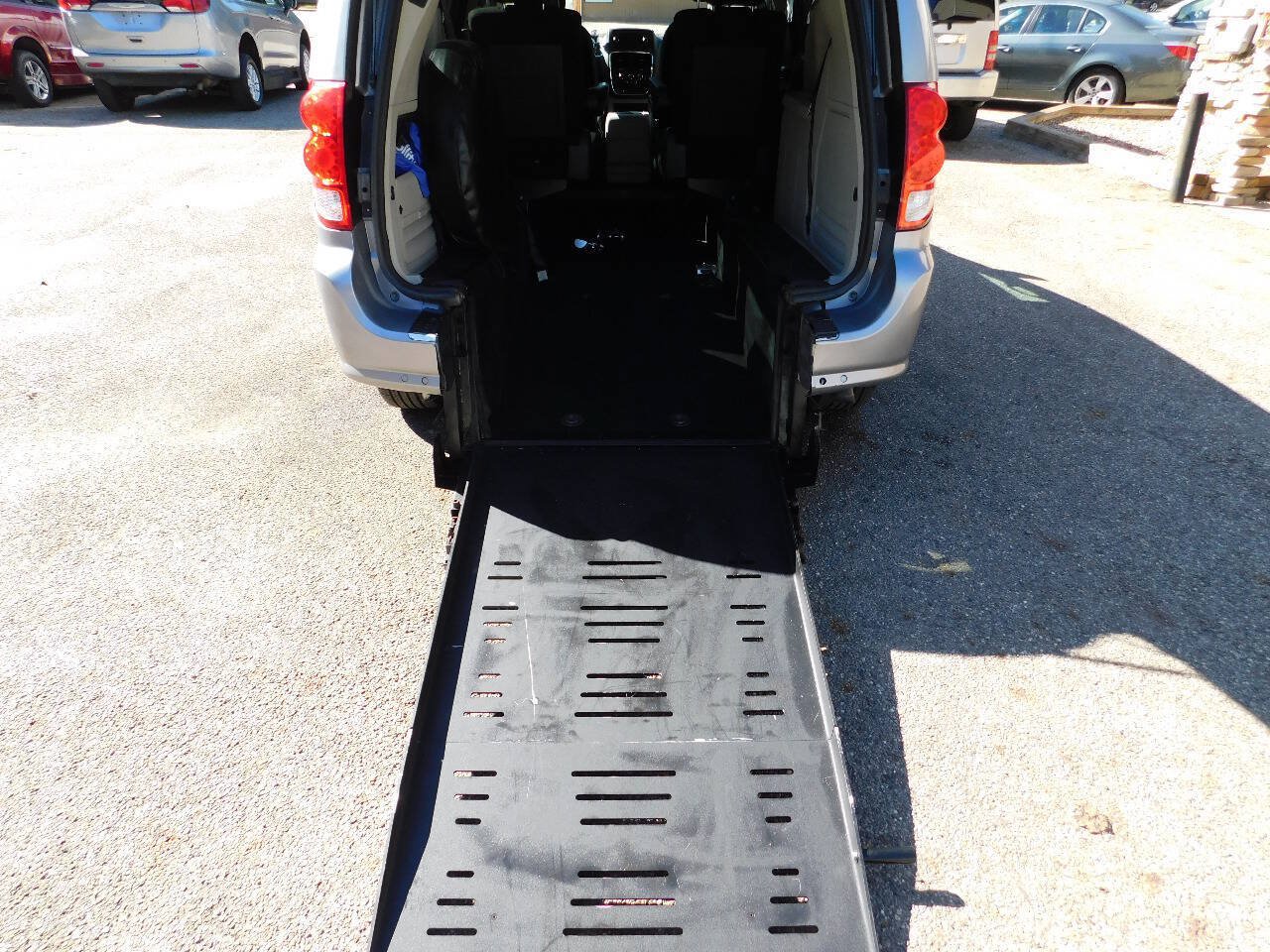 Used 2016 Dodge Grand Caravan SXT w/ Rear Park Assist Package FWD image 3