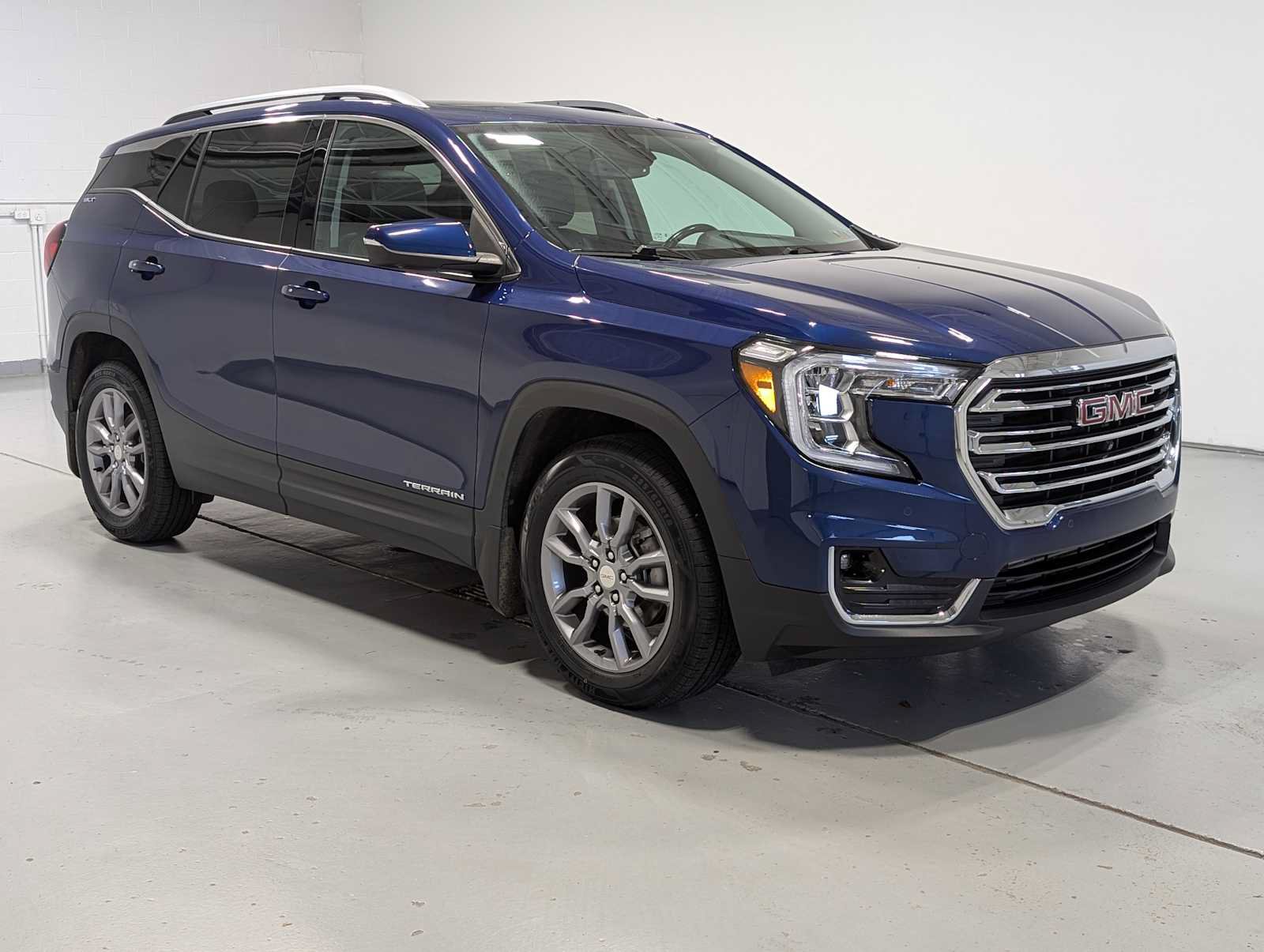 Used 2022 GMC Terrain SLT w/ Tech Package AWD/4WD image 6