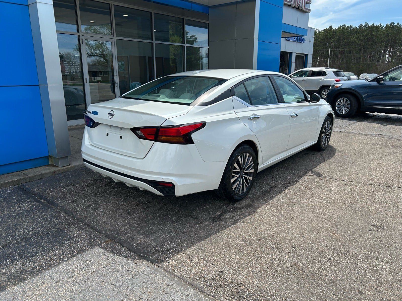 Used 2025 Nissan Altima 2.5 SV FWD image 3